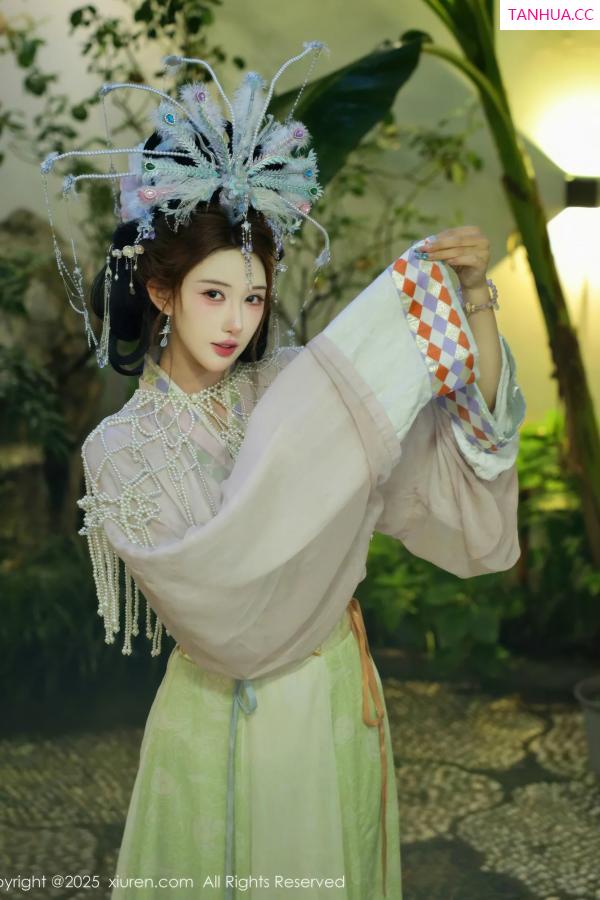   [XiuRen]高清写真图 2025.09.05 No.10736 梨霜儿 浅色古装第15张图片